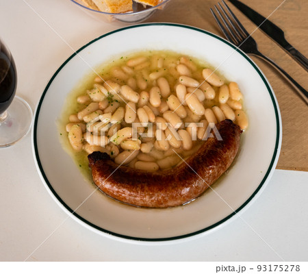 Catalan stewed beans with butifarra sausage 93175278