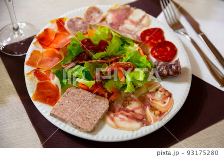 Catalan salad with lettuce, tomatoes and olives with sausages and cured meat 93175280