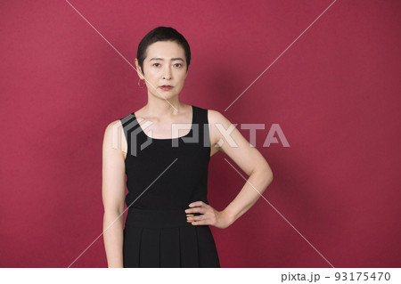 ベリーショートヘアの女性 93175470