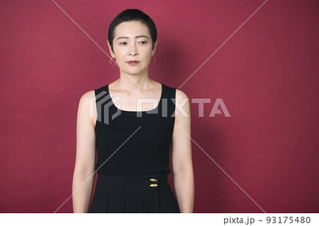 ベリーショートヘアの女性 93175480