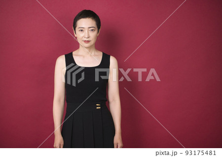 ベリーショートヘアの女性 ベリーショートヘアの女性 93175481