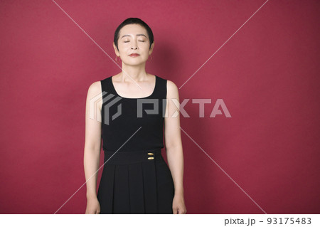 ベリーショートヘアの女性 93175483