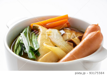カレー鍋。(取り分けられたもの) 93175564