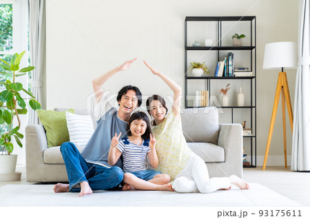 新居に喜ぶ若い家族 新居に喜ぶ若い家族 93175611