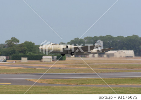 イギリス空軍キャンベラPR9高高度偵察機離陸 93176075
