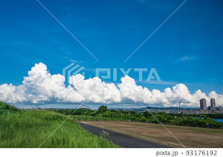 淀川の空に湧き上がる入道雲 93176192