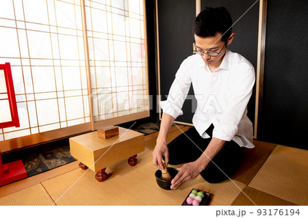 ラフな格好でお抹茶を点てる男性 93176194