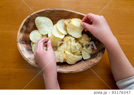 ポテトチップス 93176347