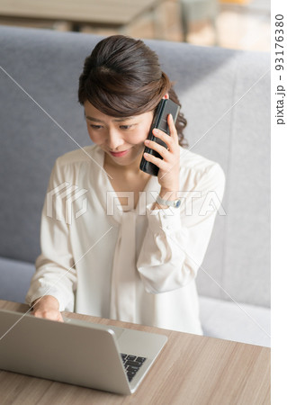 Women of around 40 93176380