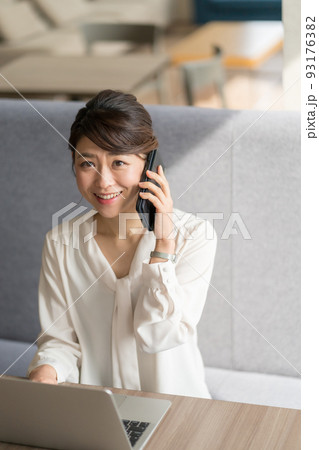 Women of around 40 Women of around 40 93176382