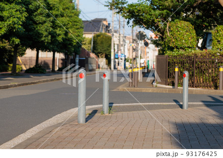 歩道に設けられた歩行者保護用のボラード 歩道に設けられた歩行者保護用のボラード 93176425