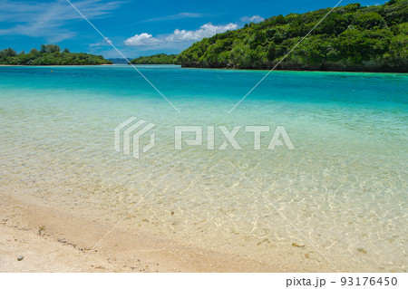 川平湾のエメラルドグリーン 川平湾のエメラルドグリーン 93176450