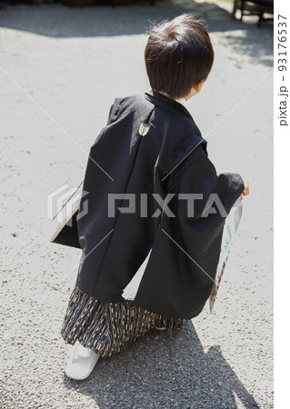 着物姿で神社の境内を歩く男の子の後ろ姿 着物姿で神社の境内を歩く男の子の後ろ姿 93176537