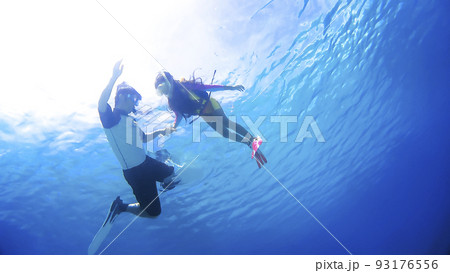 沖縄　渡嘉敷島の水中撮影　手をつないで親子で熱帯魚を観察 93176556