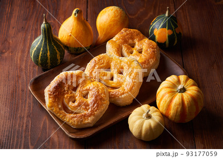 ハロウィンのパンプキンパイ 93177059