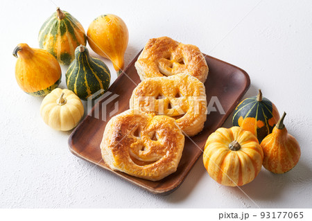 ハロウィンのパンプキンパイ 93177065