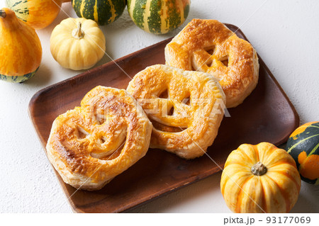 ハロウィンのパンプキンパイ 93177069