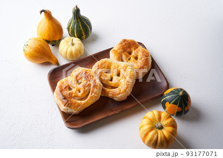 ハロウィンのパンプキンパイ 93177071