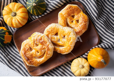 ハロウィンのパンプキンパイ 93177077