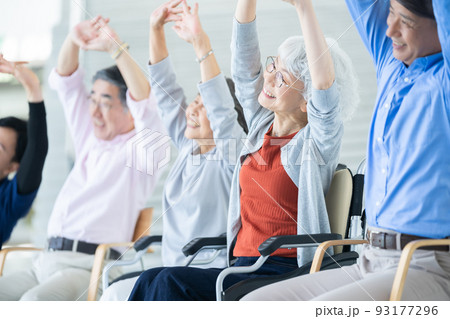 体操をする老人ホーム利用者　シニアイメージ　介護士 93177296