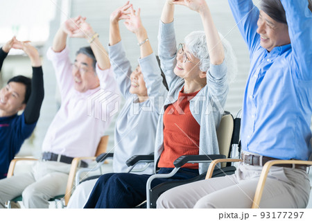 体操をする老人ホーム利用者 シニアイメージ 介護士 体操をする老人ホーム利用者 シニアイメージ 介護士 93177297
