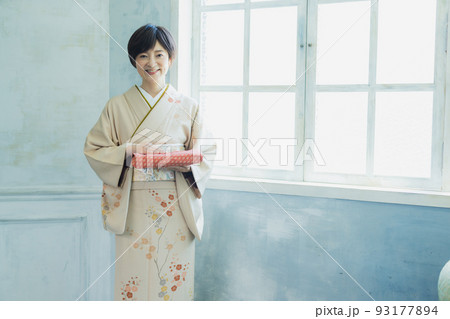 ベージュの訪問着の女性　風呂敷 93177894