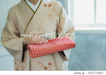 ベージュの訪問着の女性 風呂敷 ベージュの訪問着の女性 風呂敷 93177903