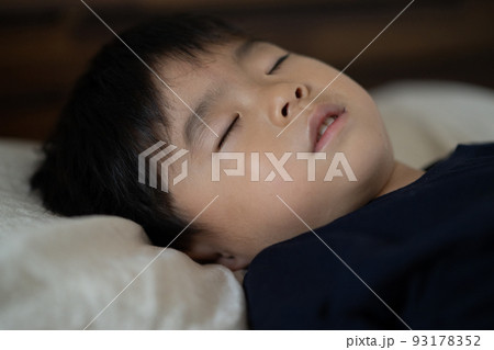 眠る男の子・子供の睡眠イメージ 93178352