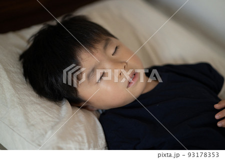 眠る男の子・子供の睡眠イメージ 93178353