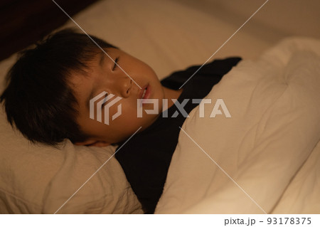 眠る男の子・子供の睡眠イメージ 93178375