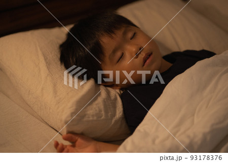 眠る男の子・子供の睡眠イメージ 眠る男の子・子供の睡眠イメージ 93178376