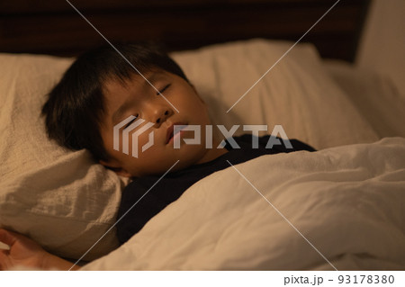 眠る男の子・子供の睡眠イメージ 93178380