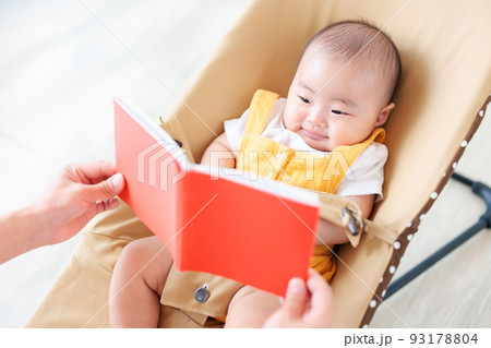 絵本の読み聞かせ 生後3ヶ月の笑顔の赤ちゃん 絵本の読み聞かせ 生後3ヶ月の笑顔の赤ちゃん 93178804