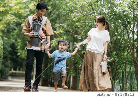 公園を散歩する家族・子育てファミリーイメージ 93178812