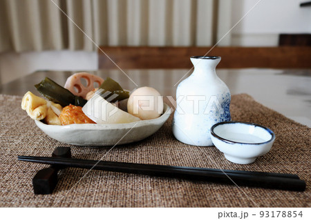 おでんとお箸と熱燗徳利とお猪口 おでんとお箸と熱燗徳利とお猪口 93178854