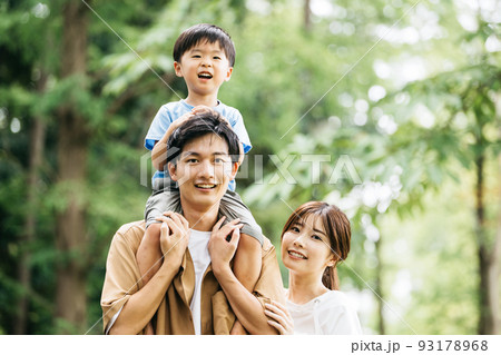 公園を散歩する家族・子育てファミリーイメージ 公園を散歩する家族・子育てファミリーイメージ 93178968