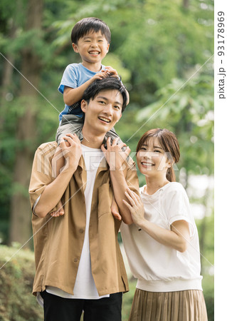 公園を散歩する家族・子育てファミリーイメージ 公園を散歩する家族・子育てファミリーイメージ 93178969