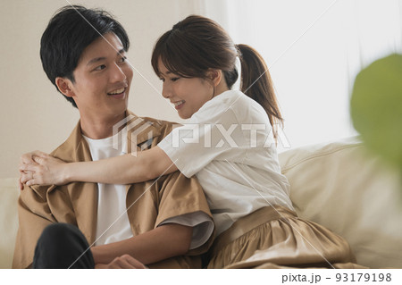 同棲・新婚イメージ、ソファに座る笑顔のカップル 同棲・新婚イメージ、ソファに座る笑顔のカップル 93179198
