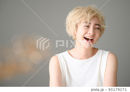 髪の毛を染めた美しい人 93179271