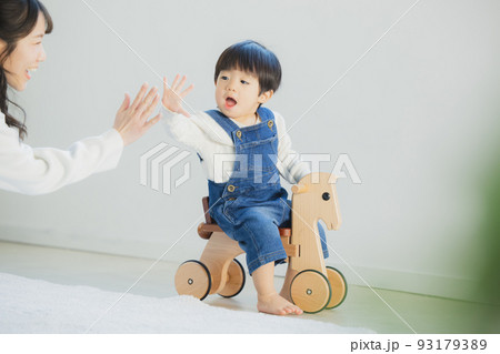 遊ぶ男の子とママ 93179389
