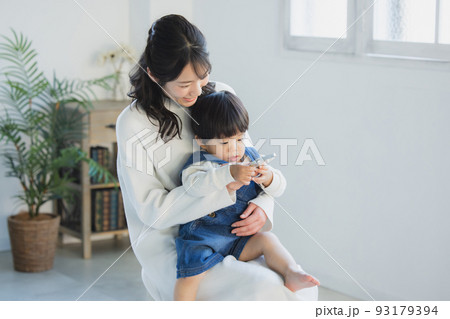 遊ぶ男の子とママ 93179394