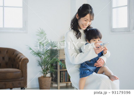 遊ぶ男の子とママ 93179396