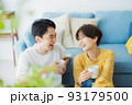 リビングのカップル 93179500