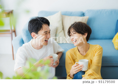 リビングのカップル リビングのカップル 93179500