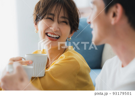 リビングのカップル リビングのカップル 93179501