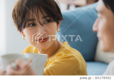 リビングのカップル 93179502