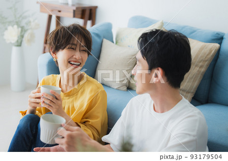 リビングのカップル 93179504