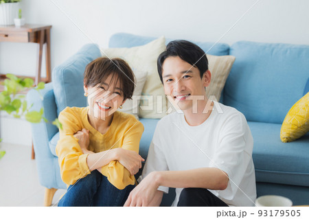 リビングのカップル 93179505