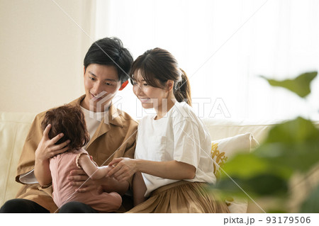 赤ちゃんの世話をする夫婦・若い夫婦の子育て 93179506