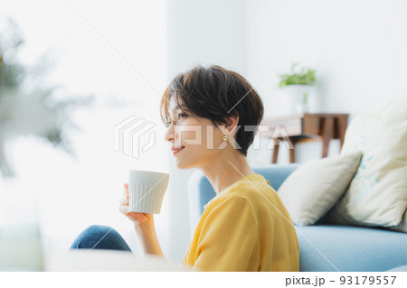 リビングの女性 リビングの女性 93179557
